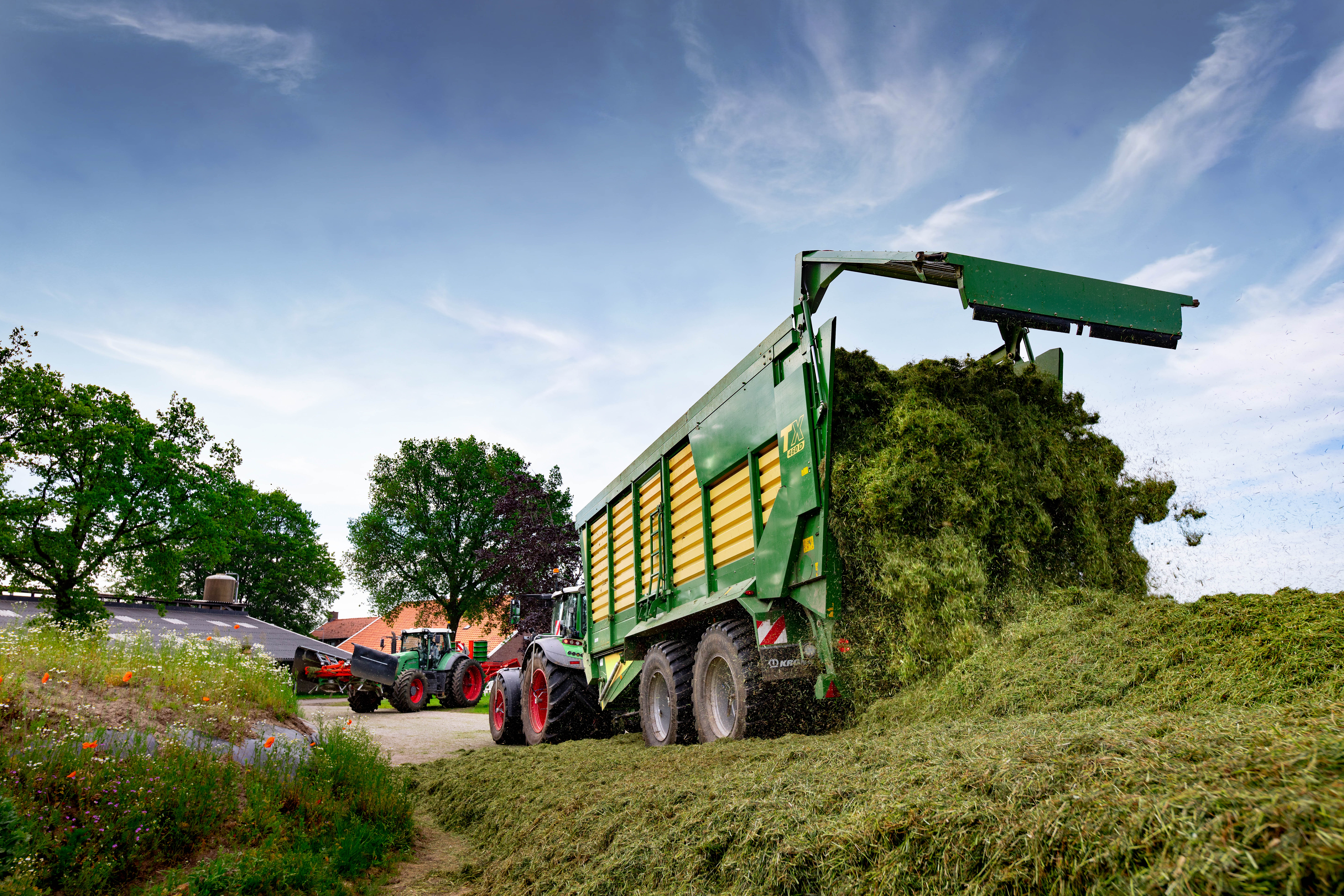 efficiënt inkuilen van gras met Fendt en Holaras, Fendt trekker inkuilen gras, Hoe werkt een Holaras kuilverdeler? Kuilgras Fendt Holaras Krone, Krone grasopraper inkuilen