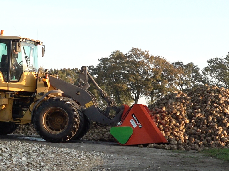 Rübenschnitzler beetcutter snijwals biogas bietensnijden gesneden bieten Biogasanlage Naturenergie groengas voederbieten bieten voeren bietenkuiser bieten kuisen beet cutter  Rübenschneider Beet cutter bucket